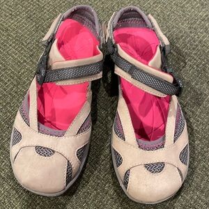 Merrell select grip walking shoes (sz 7)